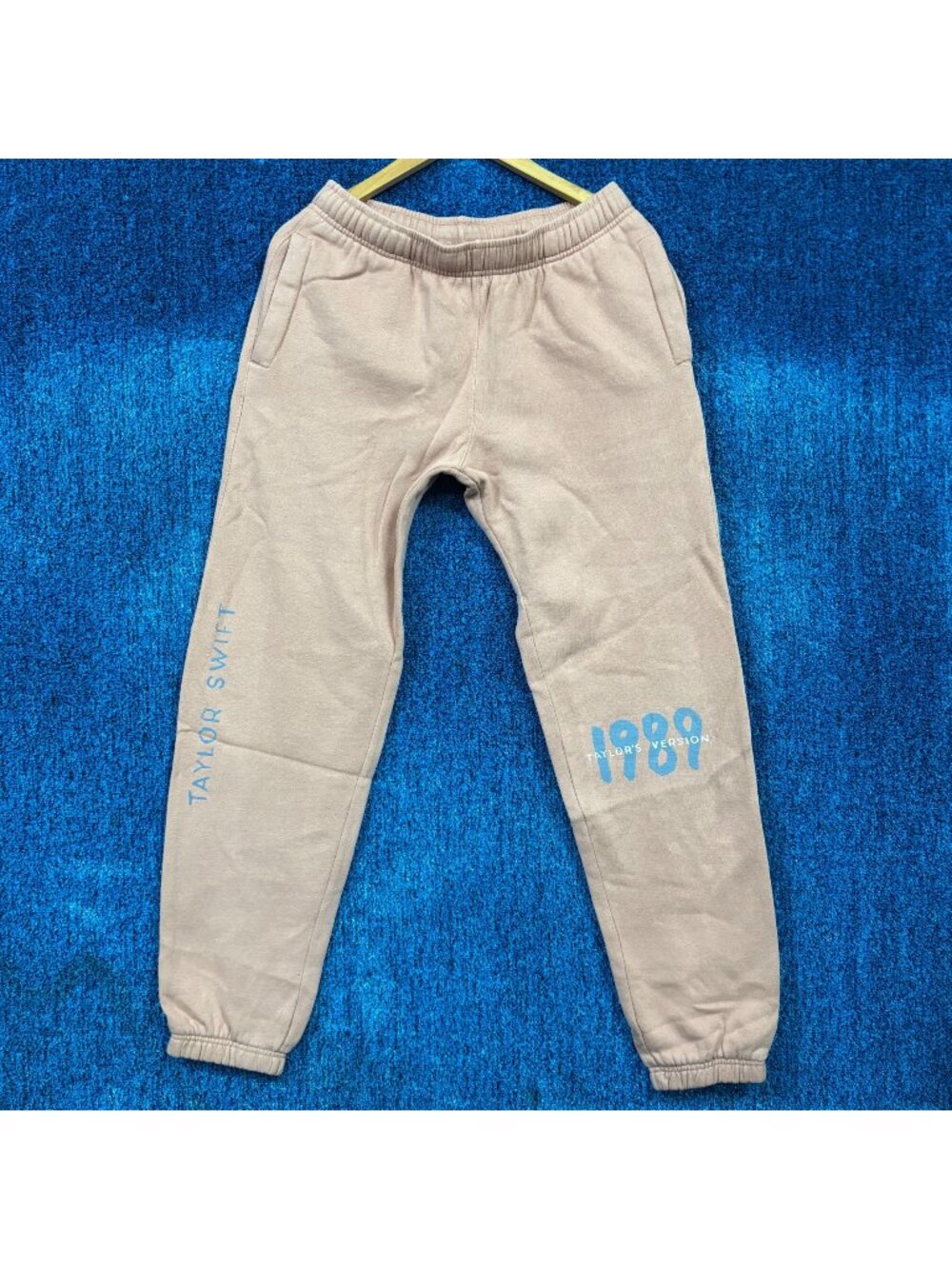Taylor Swift “1989 Taylor’s Version” Peach/Beige Graphic Joggers Size S